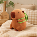 Capivara de Pelúcia Fofinha com Mochila 33 cm