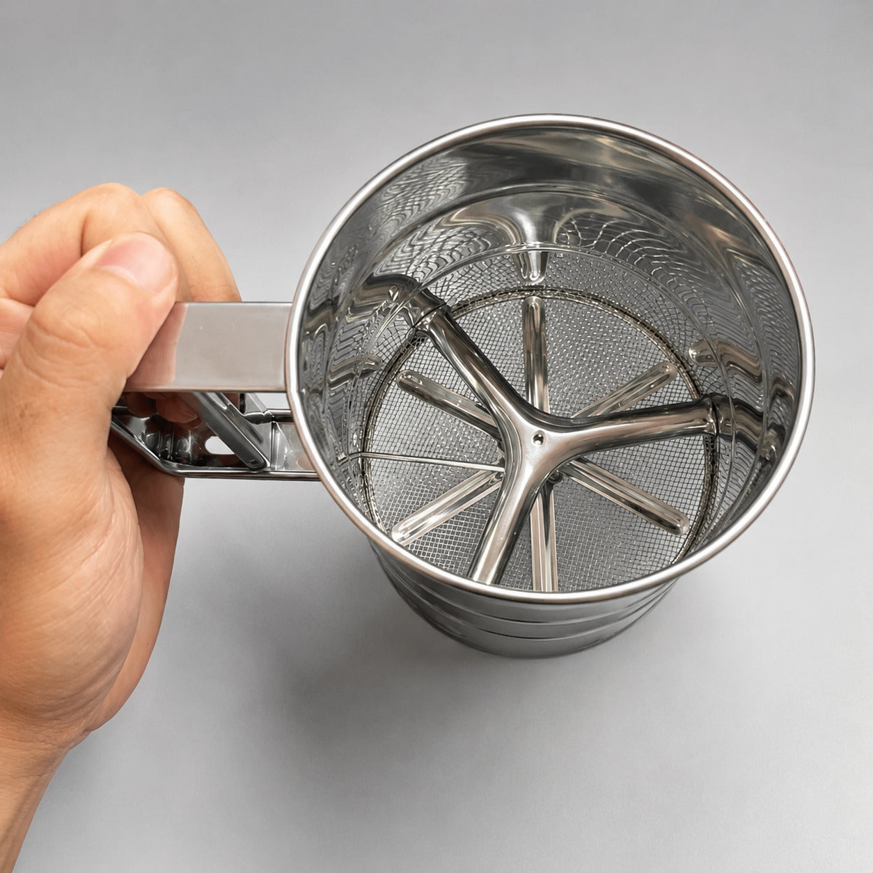 Polvilhador Peneirador em Aço Inox Com Gatilho Automático 250G